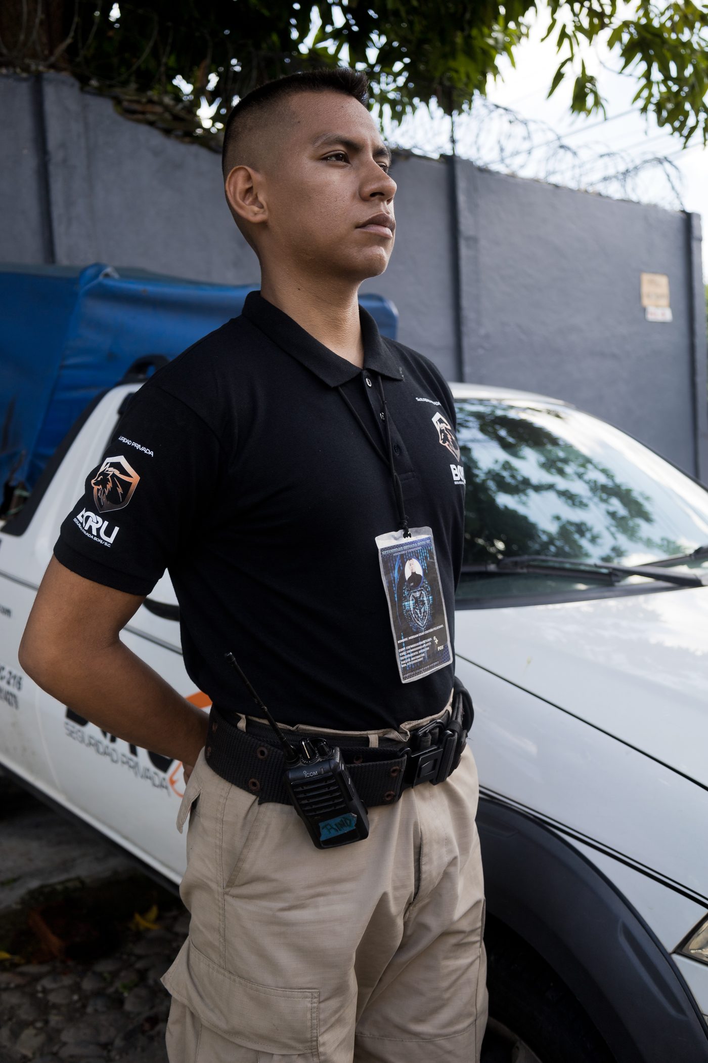 Personal con equipo táctico e identificación oficial — BORU Seguridad Privada